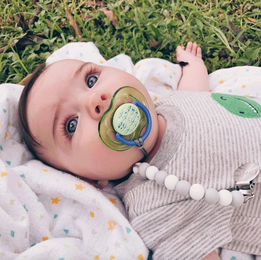 Ali+Oli Pacifier Clip Isa